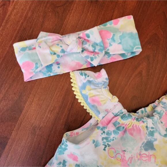 CALVIN KLEIN NEW FLORAL ROMPER WITH HEADBAND SIZE 3-6 MTHS - Picture 4 of 6